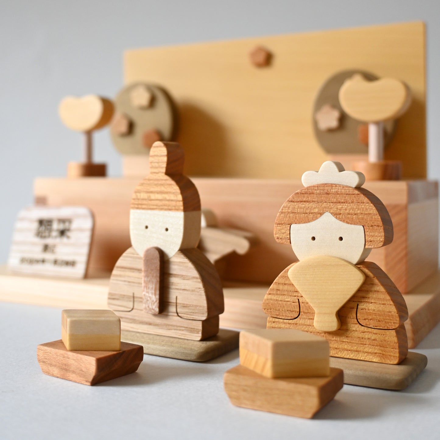 ひな人形☆コンパクトに収納できる木製雛人形