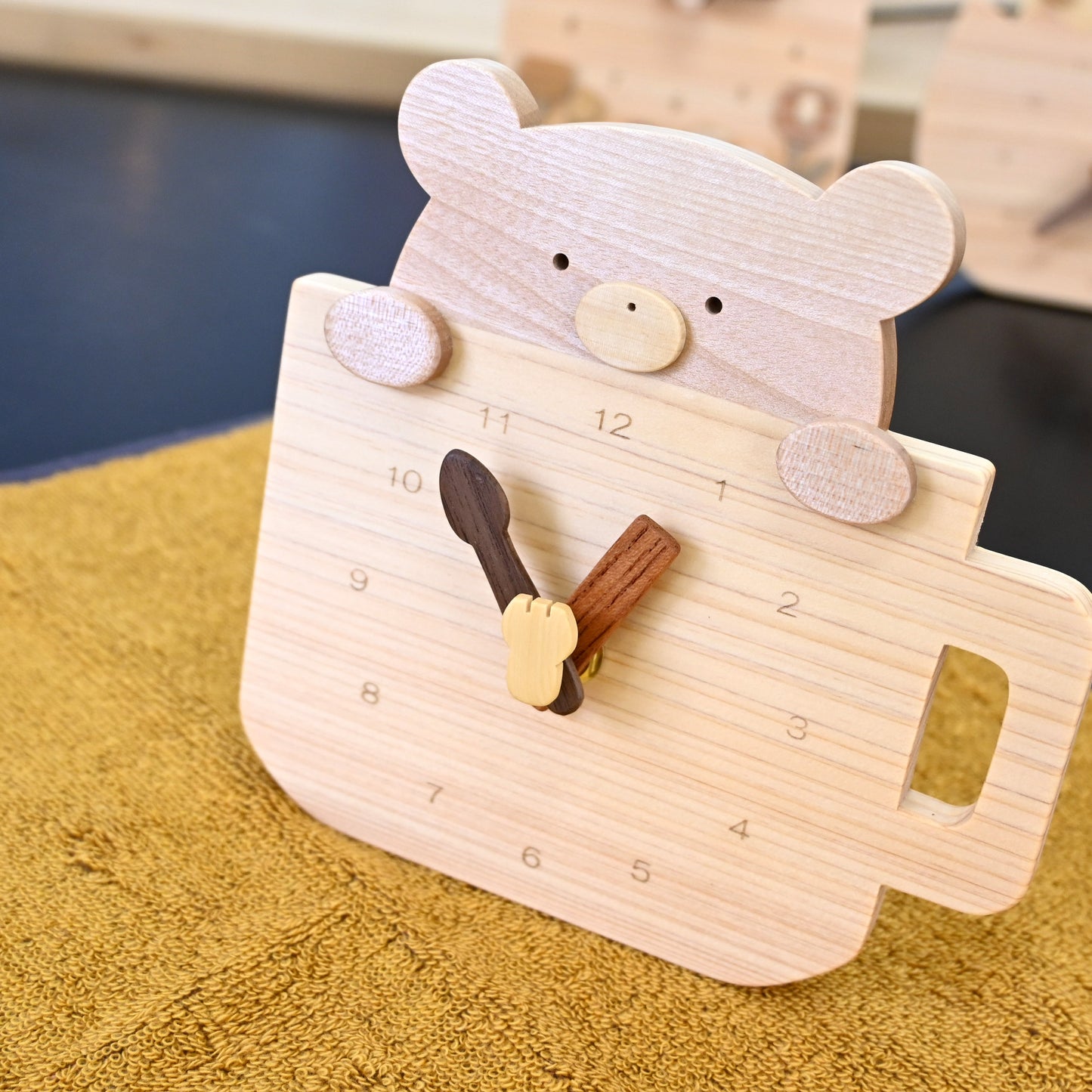 マグカップとクマさんの時計
