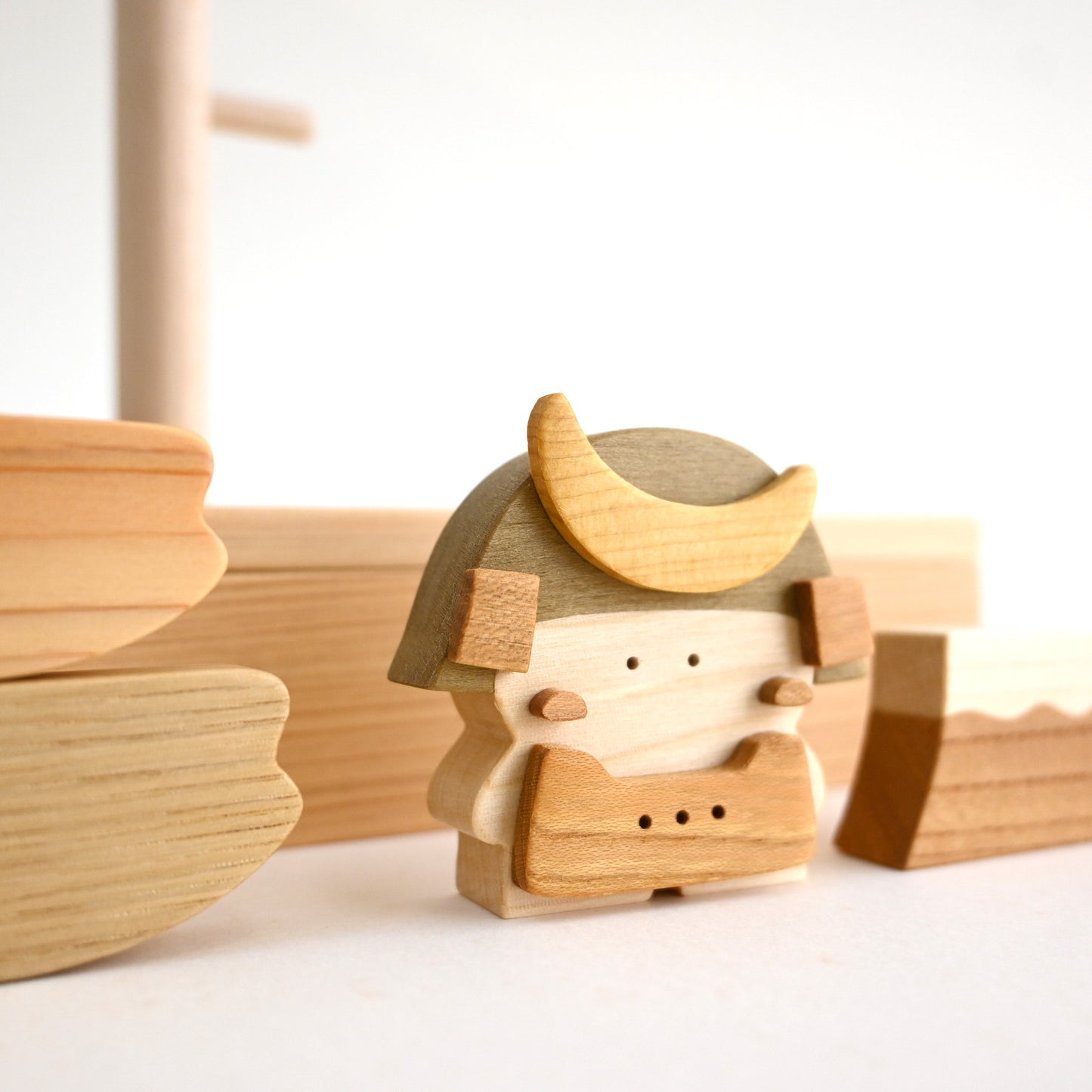 名入れ五月人形HIRO｜４月初旬発送｜木のおもちゃ作家の木製コンパクト兜飾り｜初節句・こどもの日のお祝い