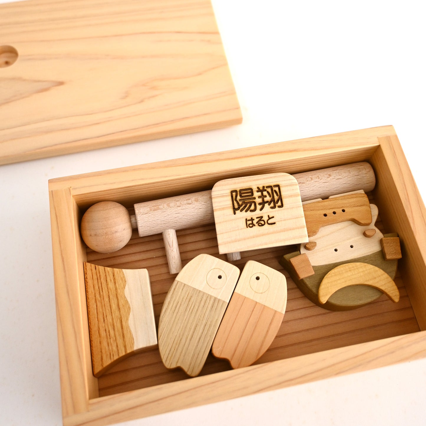 名入れ五月人形HIRO｜４月初旬発送｜木のおもちゃ作家の木製コンパクト兜飾り｜初節句・こどもの日のお祝い